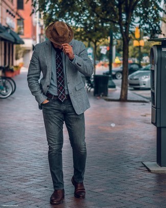 С чем носить темно-синий галстук в клетку мужчине: Несмотря на то, что этот образ кажется довольно сдержанным, дуэт серого пиджака в шотландскую клетку и темно-синего галстука в клетку всегда будет выбором стильных мужчин, покоряя при этом дамские сердца. Что касается обуви, темно-коричневые кожаные ботинки челси — наиболее достойный вариант.