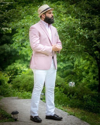 С чем носить бежевую соломенную панаму мужчине: Розовый пиджак и бежевая соломенная панама — прекрасный лук для джентльменов, которые постоянно в движении. Думаешь сделать лук немного элегантнее? Тогда в качестве дополнения к этому образу, выбирай черные кожаные лоферы с кисточками.