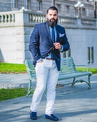 С чем носить бело-пурпурную классическую рубашку в мелкую клетку в 30 лет мужчине лето: Тандем бело-пурпурной классической рубашки в мелкую клетку и белых джинсов выглядит очень привлекательно, разве не так? Выбирая обувь, можно немного поэкспериментировать и дополнить лук темно-синими замшевыми мокасинами. Не стоит забывать о таком ансамбле, особенно в теплый летний день.