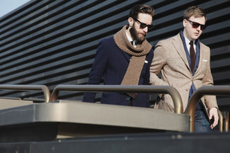 С чем носить синий шарф в горошек мужчине в теплую погоду: Светло-коричневый пиджак и синий шарф в горошек — стильный выбор джентльменов, которые никогда не сидят на месте.