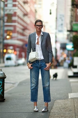 С чем носить синие рваные джинсы за 40 лет женщине: Темно-серый пиджак и синие рваные джинсы — выбор модниц, которые никогда не сидят на месте. Очень органично здесь смотрятся серебряные кожаные оксфорды.