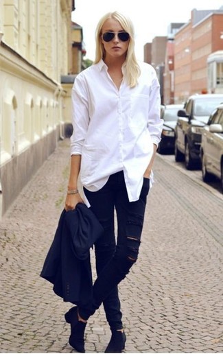 Модный лук: черный пиджак, белая классическая рубашка, черные рваные джинсы скинни, черные замшевые ботильоны