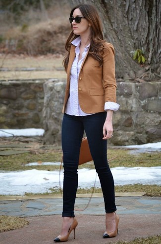 С чем носить светло-коричневый пиджак в 20 лет женщине: Светло-коричневый пиджак и темно-синие джинсы скинни — рассмотри этот образ, если не боишься быть в центре внимания. В тандеме с этим луком наиболее выгодно будут смотреться черно-бежевые кожаные туфли.