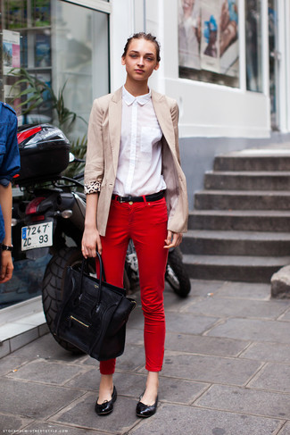С чем носить туфли на плоской подошве в 20 лет весна: Бежевый пиджак и красные джинсы скинни — неотъемлемые составляющие в гардеробе женского пола с чувством стиля. В тандеме с этим луком наиболее удачно смотрятся туфли на плоской подошве. Нам по вкусу такой наряд для межсезонной погоды.
