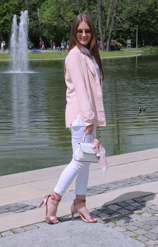 С чем носить ярко-розовый пиджак женщине в деловом стиле: Если ты считаешь себя одной из тех барышень, которые каждый день стараются выглядеть безукоризненно стильно, тебе понравится образ из ярко-розового пиджака и белых джинсов скинни. В качестве дополнения к образу здесь просятся розовые сатиновые босоножки на каблуке.