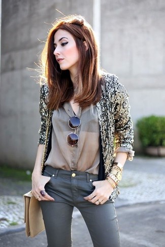 Женские луки: Золотой пиджак с пайетками выглядит отлично в тандеме с темно-серыми джинсами скинни.