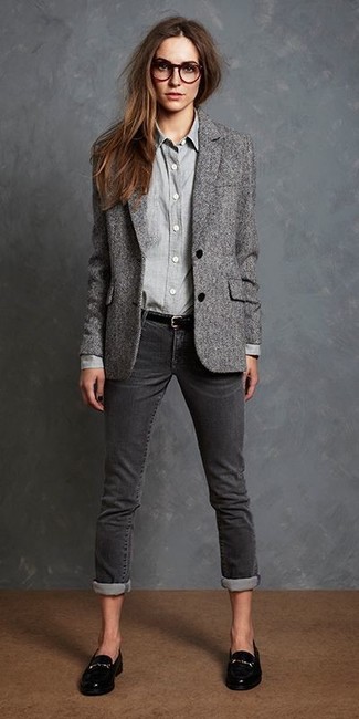 Модный лук: серый шерстяной пиджак, серая классическая рубашка, темно-серые джинсы скинни, черные кожаные лоферы
