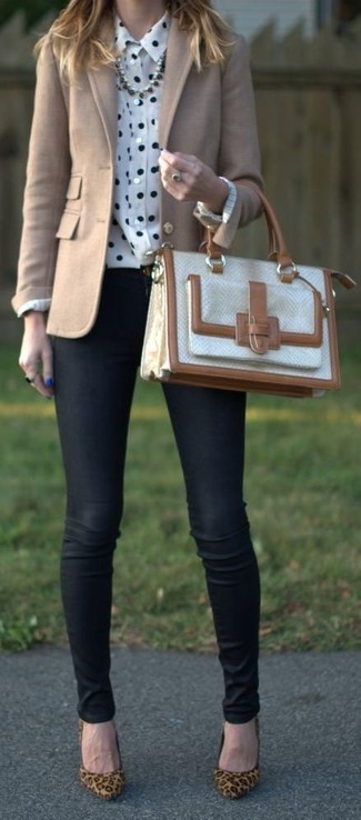Модный лук: бежевый шерстяной пиджак, бело-черная классическая рубашка в горошек, черные джинсы скинни, светло-коричневые замшевые туфли с леопардовым принтом