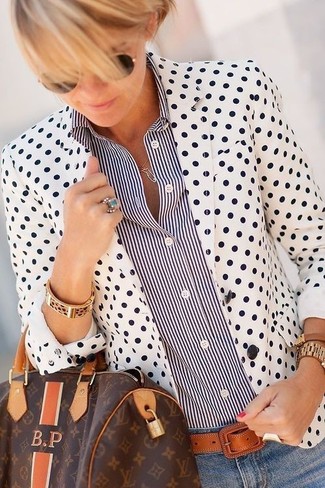 Модный лук: бело-черный пиджак в горошек, черно-белая классическая рубашка в вертикальную полоску, голубые джинсы скинни, темно-коричневая кожаная спортивная сумка с принтом