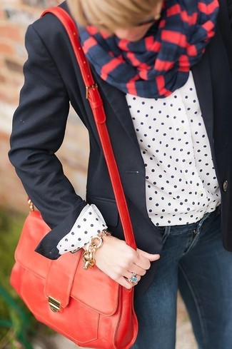С чем носить красно-темно-синий шарф в 30 лет женщине осень: Черный пиджак и красно-темно-синий шарф помогут создать легкий и комфортный образ для выходного в парке или торговом центре. Как нам кажется, это классное решение в серый осенний день.
