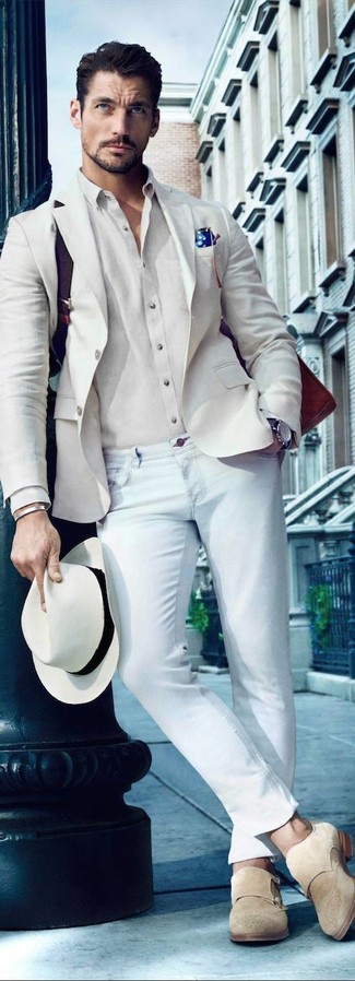 С чем носить бело-черную шляпу мужчине: Сочетание бежевого пиджака и бело-черной шляпы - очень практично, и поэтому великолепно подходит для повседневой носки. Любишь свежие сочетания? Закончи лук бежевыми замшевыми монками с двумя ремешками.