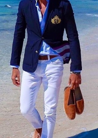 Какие эспадрильи носить с белыми джинсами в 30 лет мужчине: Темно-синий пиджак и белые джинсы будут гармонично смотреться в стильном гардеробе самых взыскательных мужчин. Пара эспадрилий добавит облику расслабленности и беззаботства.