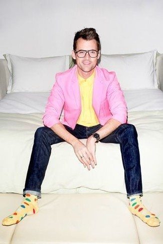 С чем носить золотые носки мужчине: Если день обещает быть насыщенным, сочетание розового пиджака и золотых носков поможет создать удобный образ в повседневном стиле.
