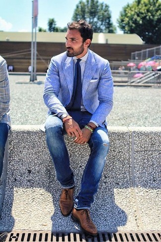 С чем носить темно-синие зауженные джинсы мужчине лето в стиле смарт-кэжуал: Если ты ценишь удобство и функциональность, синий льняной пиджак и темно-синие зауженные джинсы — замечательный вариант для модного повседневного мужского лука. Любишь экспериментировать? Заверши ансамбль коричневыми кожаными оксфордами. Без сомнений, такое сочетание как нельзя лучше подойдет для солнечной погоды.