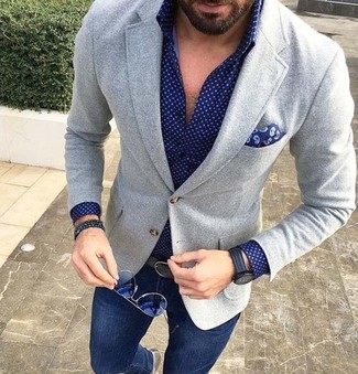 С чем носить темно-синюю классическую рубашку в горошек мужчине: Темно-синяя классическая рубашка в горошек и темно-синие зауженные джинсы — замечательная идея для расслабленного, но модного мужского образа.