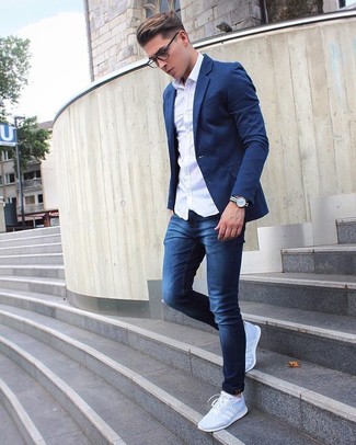 Как носить белую классическую рубашку с темно-синими джинсами мужчине: Если ты любишь смотреться модно, чувствуя себя при этом комфортно и нескованно, стоит попробовать это сочетание белой классической рубашки и темно-синих джинсов. Такой лук легко приспособить к повседневным делам, если закончить его голубыми кроссовками.