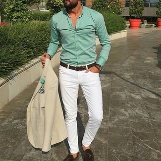 С чем носить мятную классическую рубашку в 30 лет мужчине в теплую погоду в стиле смарт-кэжуал: Мятная классическая рубашка и белые зауженные джинсы — прекрасный вариант, если ты ищешь лёгкий, но в то же время стильный мужской лук. Этот образ получает новое прочтение в сочетании с темно-коричневыми кожаными лоферами с кисточками.