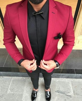 Какие классические рубашки носить с красным пиджаком в 30 лет мужчине: Несмотря на то, что это достаточно выдержанный ансамбль, сочетание красного пиджака и классической рубашки является постоянным выбором современных джентльменов, покоряя при этом дамские сердца. И почему бы не добавить в этот ансамбль на каждый день чуточку эффектности с помощью черных кожаных лоферов с кисточками?