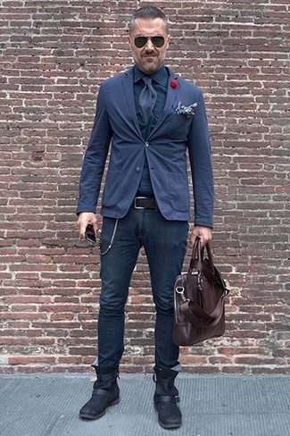 Как носить классическую рубашку с ботинками челси мужчине в стиле смарт-кэжуал: Дуэт классической рубашки и темно-синих зауженных джинсов позволит создать незаезженный мужской образ в непринужденном стиле. Хотел бы добавить в этот образ толику классики? Тогда в качестве обуви к этому луку, стоит обратить внимание на ботинки челси.