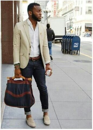 Какие классические рубашки носить с светло-коричневыми лоферами в 30 лет мужчине: Сочетание классической рубашки и черных зауженных джинсов — отличный пример современного городского стиля. В паре с светло-коричневыми лоферами такой лук выглядит особенно выгодно.