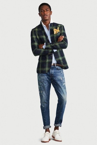 Как носить синие рваные зауженные джинсы с белыми замшевыми туфлями дерби в стиле кэжуал: Если в одежде ты ценишь комфорт и практичность, темно-зеленый пиджак в клетку и синие рваные зауженные джинсы — превосходный выбор для стильного повседневного мужского образа. Не прочь сделать лук немного элегантнее? Тогда в качестве дополнения к этому образу, выбирай белые замшевые туфли дерби.