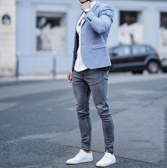 Какие низкие кеды носить с темно-серыми зауженными джинсами мужчине: Комбо из голубого пиджака и темно-серых зауженных джинсов позволит составить стильный мужской образ. Вкупе с этим образом гармонично будут смотреться низкие кеды.
