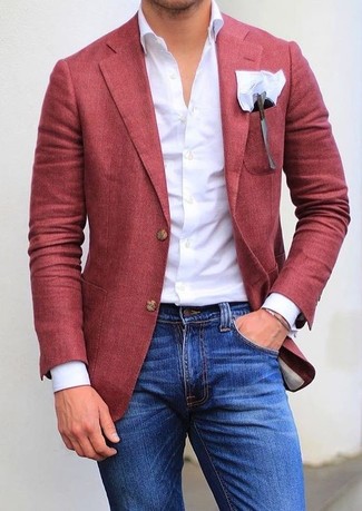 С чем носить красный пиджак в 30 лет мужчине в стиле смарт-кэжуал: Несмотря на свою простоту, тандем красного пиджака и синих зауженных джинсов неизменно нравится джентльменам, а также покоряет сердца представительниц прекрасного пола.