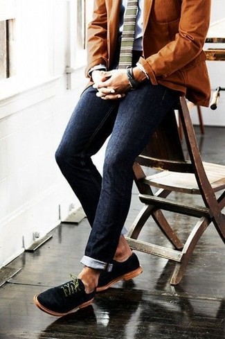 Как носить зауженные джинсы с пиджаком в 30 лет мужчине в теплую погоду: Пиджак и зауженные джинсы чудесно подходят для воплощения городского лука на каждый день. Думаешь сделать ансамбль немного строже? Тогда в качестве обуви к этому образу, стоит выбрать черные замшевые туфли дерби.