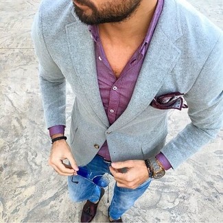 Как носить пурпурную классическую рубашку с синими зауженными джинсами мужчине: Пурпурная классическая рубашка смотрится выигрышно в паре с синими зауженными джинсами. Не прочь сделать образ немного элегантнее? Тогда в качестве обуви к этому образу, обрати внимание на темно-коричневые кожаные лоферы с кисточками.