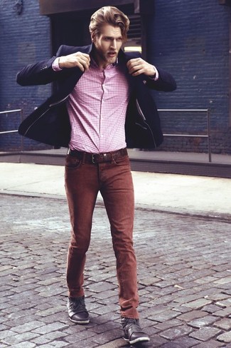 Какие высокие кеды носить с розовой классической рубашкой мужчине: Сочетание розовой классической рубашки и табачных зауженных джинсов поможет выглядеть аккуратно, а также выразить твой индивидуальный стиль. Если сочетание несочетаемого привлекает тебя не меньше, чем безвременная классика, закончи свой лук высокими кедами.