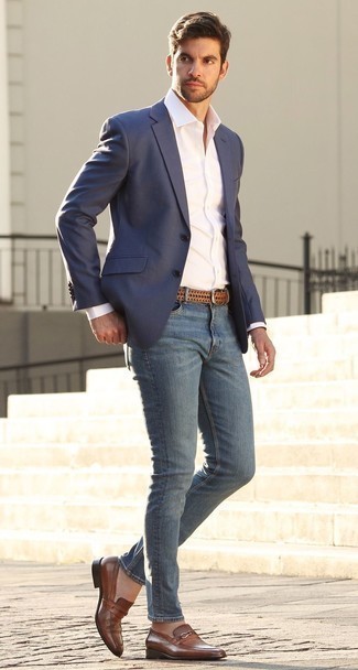 Как носить темно-синие джинсы с темно-синим пиджаком мужчине в теплую погоду: Дуэт темно-синего пиджака и темно-синих джинсов позволит реализовать в твоем ансамбле городской стиль современного джентльмена. Если ты не боишься смешивать в своих ансамблях разные стили, из обуви можешь надеть коричневые кожаные лоферы.