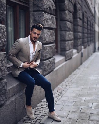Как носить серый пиджак с синими джинсами в 30 лет мужчине в стиле смарт-кэжуал: Серый пиджак и синие джинсы — беспроигрышный выбор, если ты ищешь раскованный, но в то же время стильный мужской ансамбль. Думаешь добавить в этот лук немного строгости? Тогда в качестве дополнения к этому образу, стоит обратить внимание на серые замшевые лоферы с кисточками.