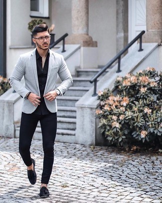 Какие лоферы носить с черной классической рубашкой мужчине: Если ты ценишь комфорт и практичность, попробуй сочетание черной классической рубашки и черных зауженных джинсов. Такой образ получит новое прочтение в паре с лоферами.
