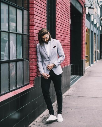 С чем носить серый пиджак мужчине в стиле смарт-кэжуал: Серый пиджак и черные зауженные джинсы — неотъемлемые вещи в арсенале стильного мужчины. Что же до обуви, белые низкие кеды из плотной ткани — самый приемлимый вариант.