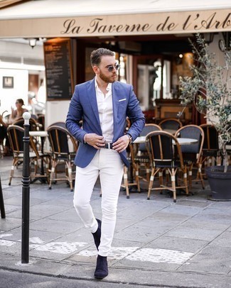 Как носить темно-синий пиджак с белыми джинсами в 30 лет мужчине весна: Если в одежде ты ценишь удобство и функциональность, тебе понравится лук из темно-синего пиджака и белых джинсов. Хотел бы сделать образ немного строже? Тогда в качестве дополнения к этому ансамблю, выбери темно-синие замшевые ботинки челси. Когда зима сменяется более теплыми деньками, всегда хочется одеваться со вкусом и выглядеть сногсшибательно, обращая на себя внимание прекрасных женщин. Подобное сочетание одежды уж точно поможет достичь именно этого.