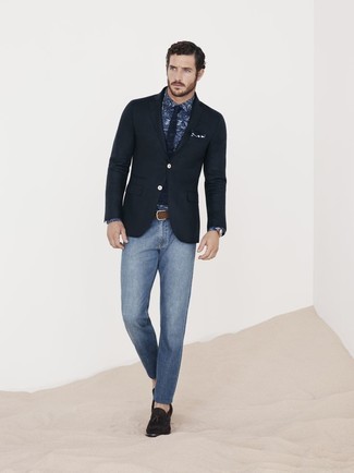 С чем носить темно-синюю классическую рубашку с "огурцами" в 30 лет мужчине в теплую погоду: Темно-синяя классическая рубашка с "огурцами" в сочетании с синими зауженными джинсами — превосходная идея для создания мужского образа в элегантно-деловом стиле. Любители модных экспериментов могут закончить ансамбль темно-коричневыми замшевыми лоферами с кисточками, тем самым добавив в него чуточку изысканности.