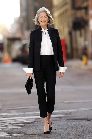 С чем носить черный пиджак за 60 лет женщине: Сочетание черного пиджака и черных капри поможет создать необычный наряд в стиле casual. Пара черных замшевых туфель поможет сделать ансамбль более цельным.