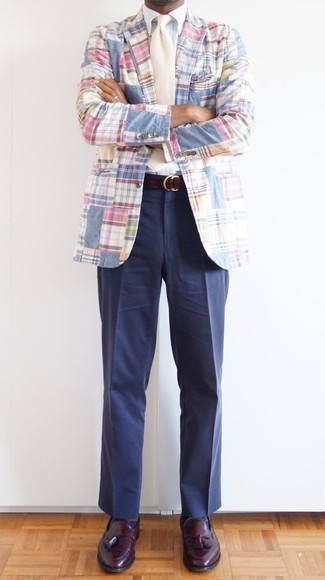 Модный лук: разноцветный пиджак в шотландскую клетку, синяя классическая рубашка, белая классическая рубашка, темно-красные кожаные лоферы