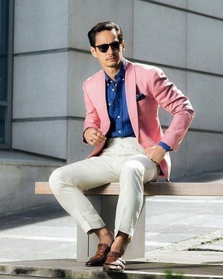 С чем носить коричневые кожаные лоферы в 30 лет мужчине в теплую погоду: Комбо из розового пиджака и белой классической рубашки — прекрасный пример строгого делового стиля. Весьма неплохо здесь смотрятся коричневые кожаные лоферы.