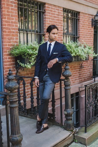 С чем носить темно-синий вязаный галстук мужчине в теплую погоду: Темно-синий пиджак и темно-синий вязаный галстук — это один из тех мужских образов, от которого у женщин просто перехватывает дыхание. В паре с этим образом наиболее уместно выглядят темно-серые замшевые классические ботинки.