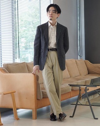 Как носить лоферы с кисточками с пиджаком в 30 лет: Пиджак и бежевые классические брюки позволят создать незабываемый мужской образ. Что до обуви, лоферы с кисточками — самый приемлимый вариант.