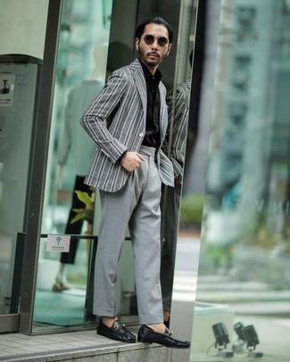 Модный лук: серый пиджак в вертикальную полоску, черная классическая рубашка, серые классические брюки, черные кожаные лоферы