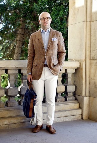 Какие пиджаки носить с белыми классическими брюками в 30 лет мужчине лето в деловом стиле: Пиджак в сочетании с белыми классическими брюками поможет создать стильный и мужественный образ. Великолепно здесь будут смотреться коричневые кожаные лоферы. Подобное сочетание подарит комфорт и удобство в настоящий зной.