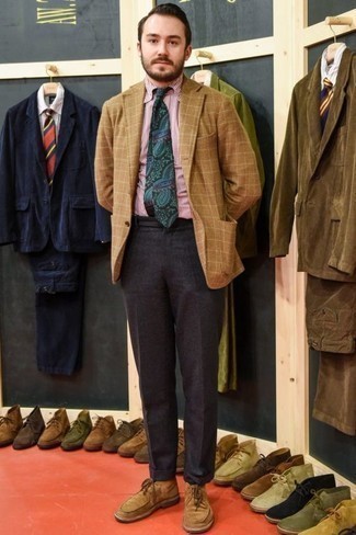 С чем носить темно-зеленый галстук с "огурцами" мужчине в теплую погоду: Светло-коричневый шерстяной пиджак в шотландскую клетку и темно-зеленый галстук с "огурцами" позволят создать эффектный мужской образ. Если сочетание несочетаемого импонирует тебе не меньше, чем безвременная классика, дополни свой наряд светло-коричневыми замшевыми ботинками дезертами.