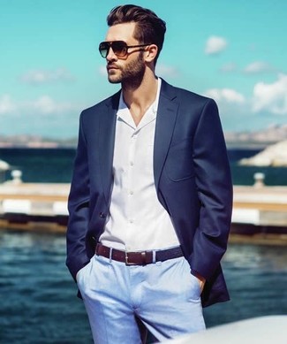 С чем носить голубые классические брюки в 30 лет мужчине: Комбо из темно-синего пиджака и голубых классических брюк поможет реализовать изысканный мужской стиль.