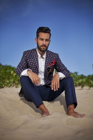 С чем носить пиджак с цветочным принтом мужчине: Сочетание пиджака с цветочным принтом и темно-синих классических брюк подходит для воплощения делового образа.