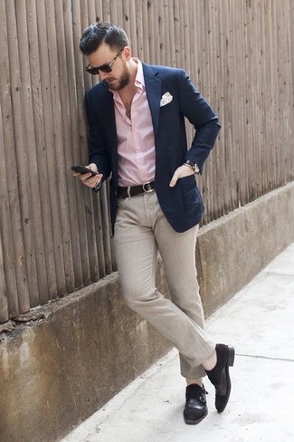 С чем носить ярко-розовую классическую рубашку мужчине: Сочетание ярко-розовой классической рубашки и бежевых льняных классических брюк выглядит очень привлекательно и элегантно. Если сочетание несочетаемого импонирует тебе не меньше, чем безвременная классика, закончи свой образ черными замшевыми монками с двумя ремешками.