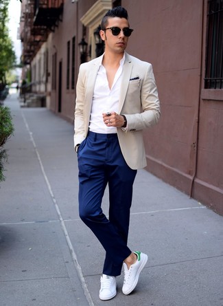 Модный лук: бежевый пиджак, белая классическая рубашка, темно-синие классические брюки, белые плимсоллы