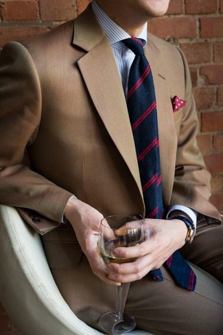 Модный лук: коричневый пиджак, бело-синяя классическая рубашка в вертикальную полоску, серые классические брюки, темно-синий галстук в горизонтальную полоску