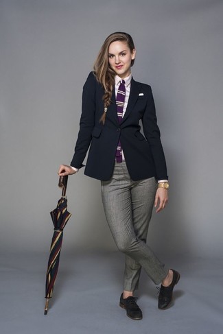 С чем носить пурпурный галстук в горизонтальную полоску женщине в деловом стиле: Если в одежде ты делаешь ставку на удобство и функциональность, черный пиджак и пурпурный галстук в горизонтальную полоску — отличный выбор для расслабленного повседневного наряда. Хочешь сделать наряд немного изысканее? Тогда в качестве обуви к этому луку, стоит выбрать черные замшевые оксфорды.